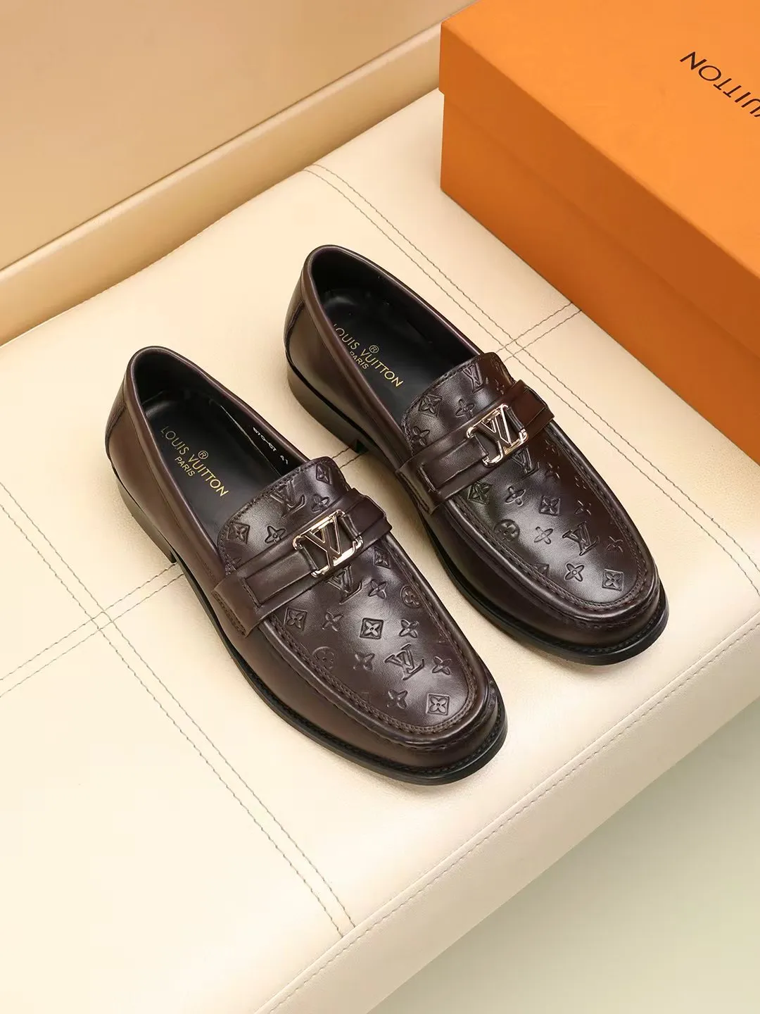 Men's shoes 440 💰 Louis Vuitton LV ® 🆕 model 🔛Full shoe counter, first layer cowhide, 🐂leather lined casual shoes for men, super soft outsole, essential for driving. Synchronized with the counter, original first layer cowhide, completely 1:1 mold customization🌹top version, color optional! Number: 39-44 (customized at 38.45.46)